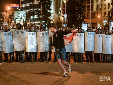 Белорусы поднялись на протесты после закрытия участков