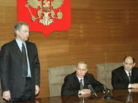 Президент РФ Владимир Путин (в центре) назначил Бориса Грызлова (слева) министром внутренних дел 28 марта 2001 года