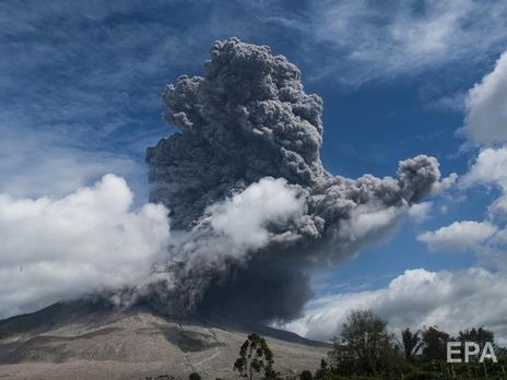 Вулкан Синабунг в Индонезии выбросил огромное облако пепла
