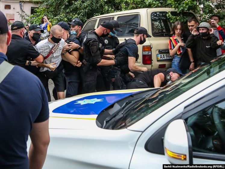 На акции протеста у посольства Беларуси в Киеве задержали Кольченко, на него составили протокол 