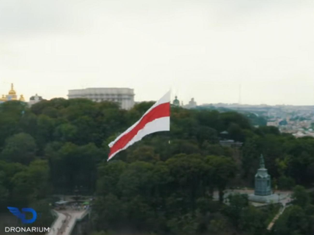 Над Киевом подняли бело-красно-белый флаг в знак солидарности с  протестующими в Беларуси. Видео