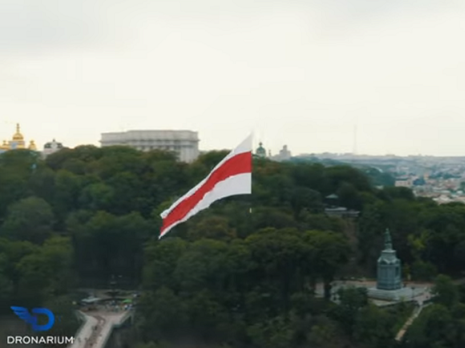 Над Киевом подняли бело-красно-белый флаг в знак солидарности с протестующими в Беларуси. Видео