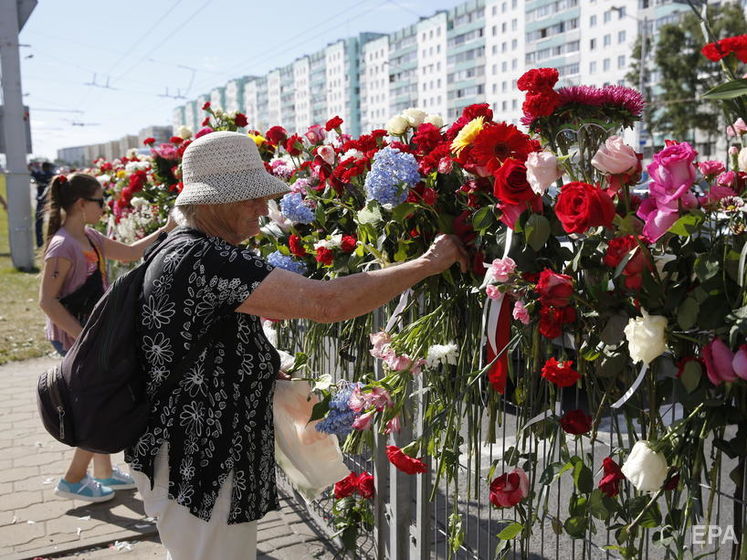 ОМОН в Минске разгонял людей, которые несли цветы к месту гибели протестующего