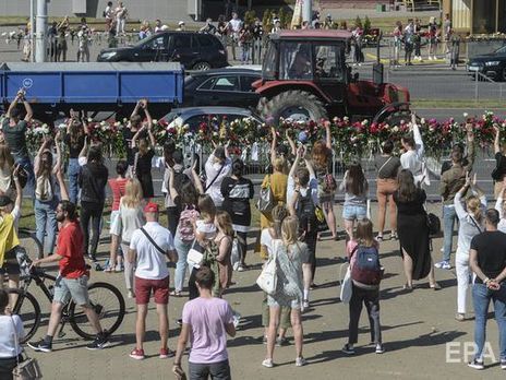 У Білорусі сьогодні очікують на новий протест. На дахах будинків розмістили снайперів, вулицями їздить спецехніка