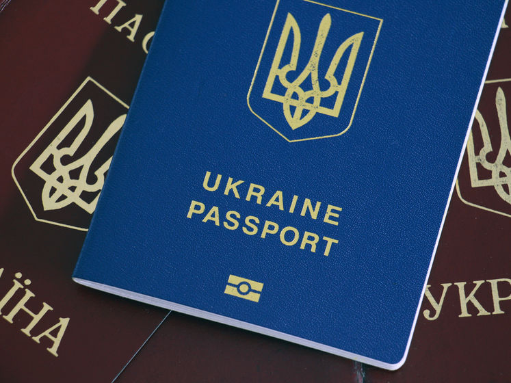 В Україні паспорт у вигляді книжечки поступово виведуть з обігу