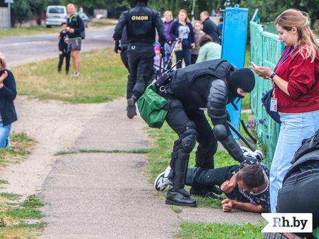 Белорусский ОМОН избил жителей поселка, которые несли обращение местным властям