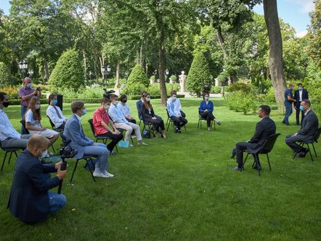 Зеленский – участникам ВНО, получившим 200 баллов: Мы должны сделать все, чтобы уговорить вас не уезжать