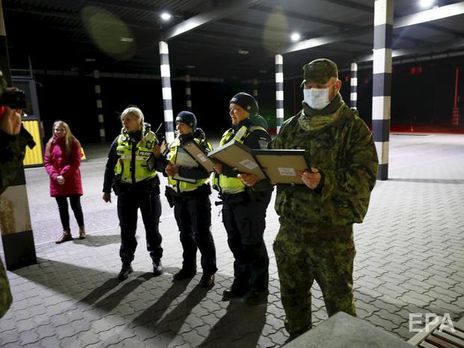 Эстония депортирует украинских рабочих из-за нарушения режима самоизоляции, местные фермеры протестуют