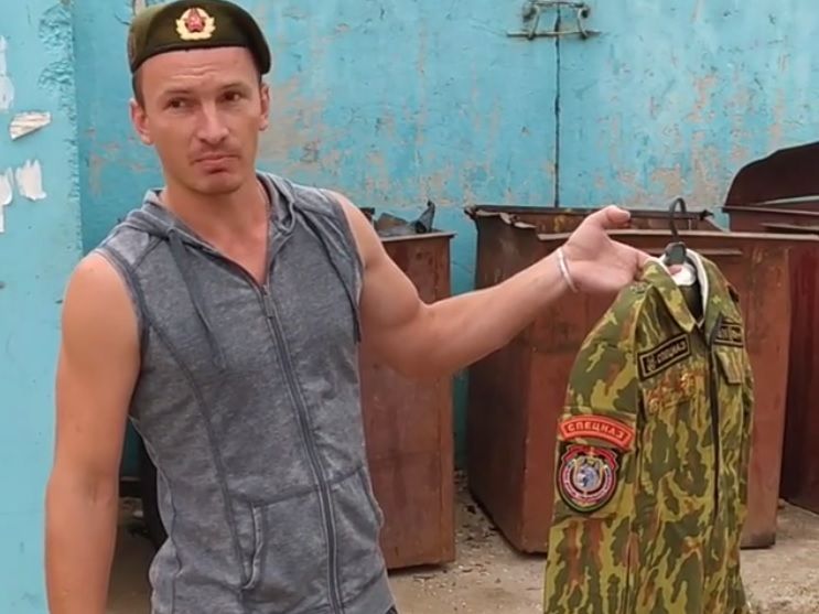 В соцсетях распространяют ролики, как белорусские спецназовцы выбрасывают свою форму