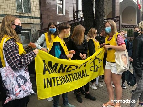 В Киеве под белорусским посольством требовали освободить задержанных украинцев. Фоторепортаж