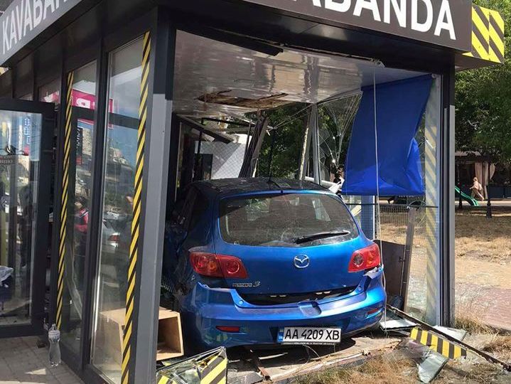 У Києві Mazda влетіла в кафе на зупинці