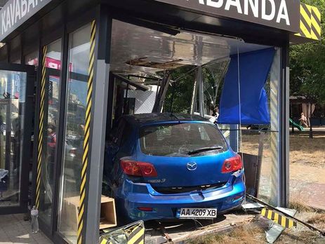 В Киеве Mazda влетела в кафе на остановке