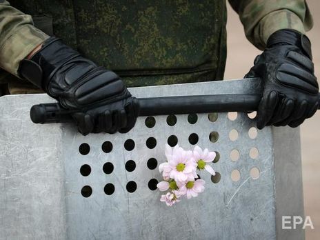 Белорусские силовики у Дома правительства в Минске опустили щиты. Люди обнимают их и дарят цветы. Фоторепортаж