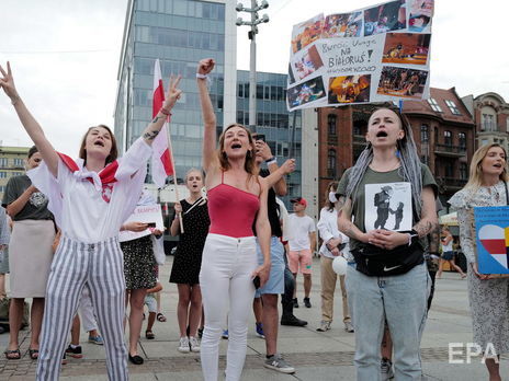 В центре Минска тысячи людей включили фонарики и скандировали 