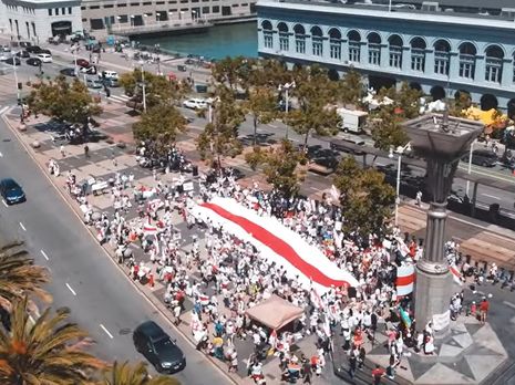 В Сан-Франциско развернули бело-красно-белый флаг в поддержку Беларуси. Видео