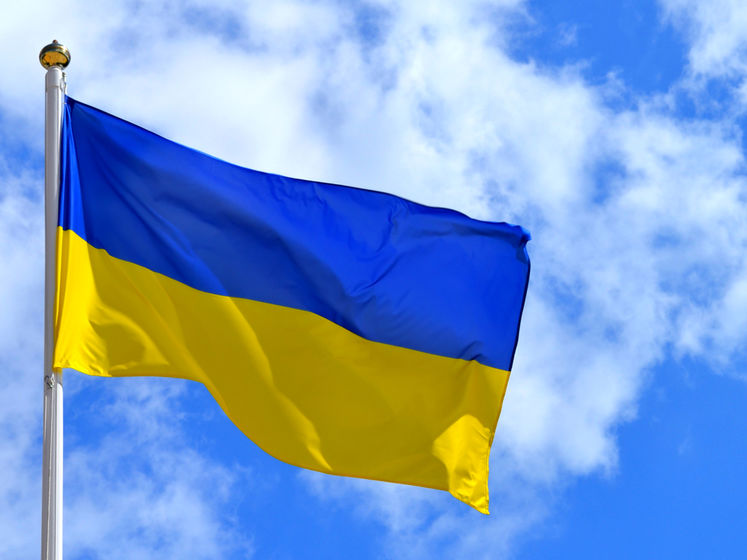 Волонтеры запустили 25-метровый флаг Украины в сторону Крыма