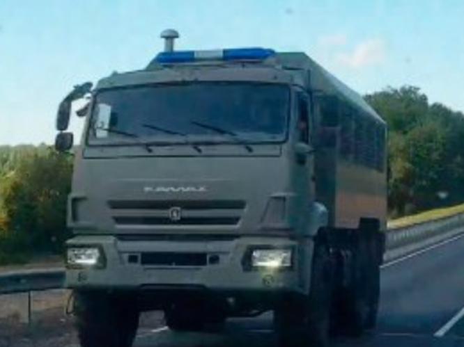 У Росії помітили автозаки без розпізнавальних знаків і номерів, які рухалися в бік кордону з Білоруссю – Conflict Intelligence Team