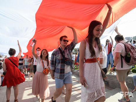 Митингующие в Минске несли флаг Беларуси