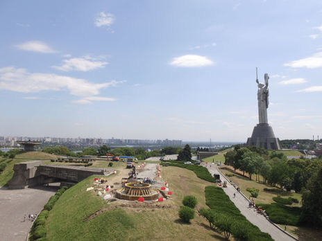 Кличко показал, как проходит процесс установки флагштока для самого большого флага Украины. Видео