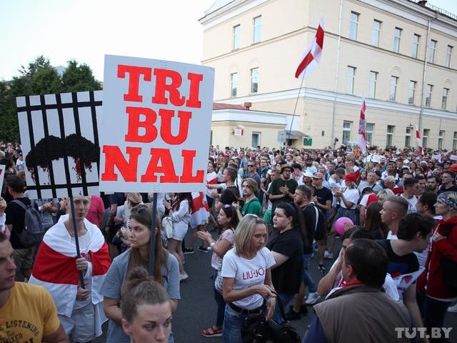 Возле СИЗО в Минске собрались тысячи митингующих. Они кричали "Отпусти!"