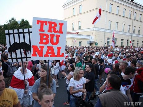 Біля СІЗО в Мінську зібралися тисячі мітингувальників. Вони кричали 