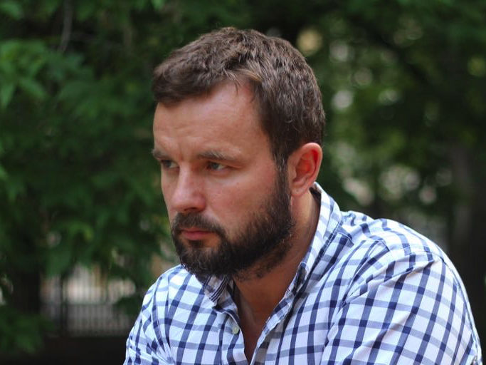 Заарештований у Білорусі політтехнолог Шкляров: Лягти на ліжко вдень не можна. Світло в камері горить безперервно