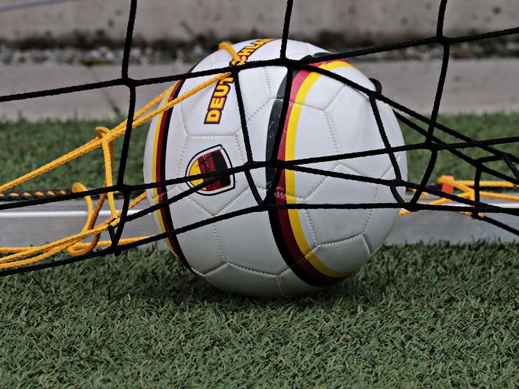 В Германии голые футболисты сыграли матч в знак протеста против коммерциализации футбола