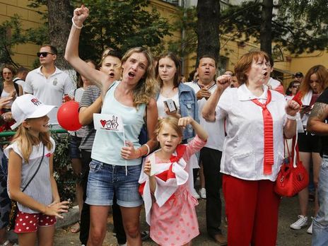 Мітингувальники в Білорусі звинувачують владу у фальсифікаціях і вимагають проведення нових виборів президента