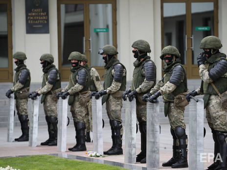 Для разгона протестующих белорусские силовики применяли светошумовые гранаты, резиновые пули и водометы