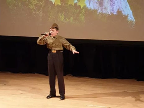 Ткачук у формі солдата СРСР часів Другої світової війни виконав пісню "Смуглянка" на конкурсі Stars of the Albion