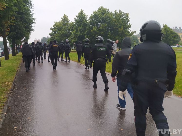 У Мінську ОМОН знову почав розганяти протестувальників, є затримані