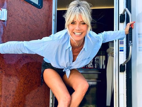 Клум показала, как с помощью макияжа преображается ее лицо. Видео