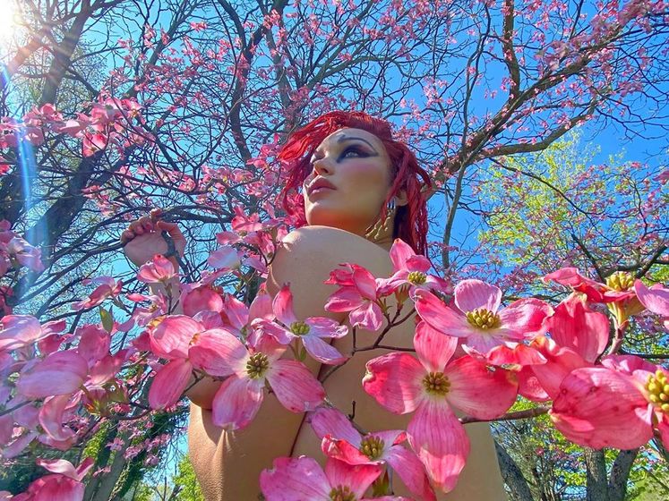 Белла Хадид позировала топлес среди цветущих деревьев. Фото