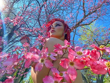 Белла Хадид позировала топлес среди цветущих деревьев. Фото