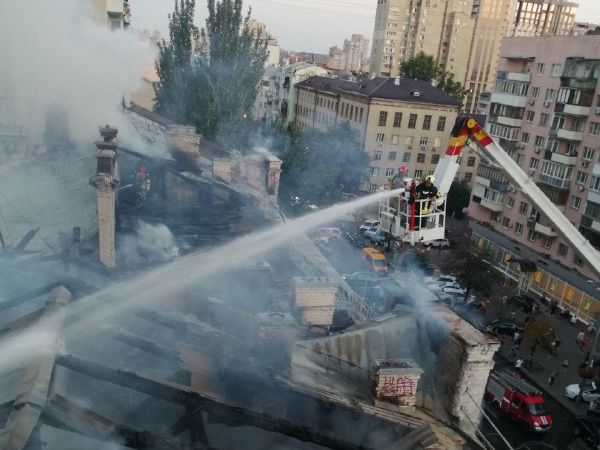 В Киеве произошел пожар в многоэтажном жилом доме на Большой Васильковской