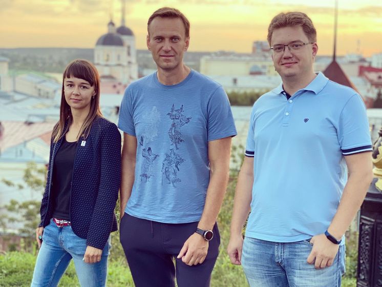 "Зараз Олексій непритомний". У команді Навального заявили, що його отруїли