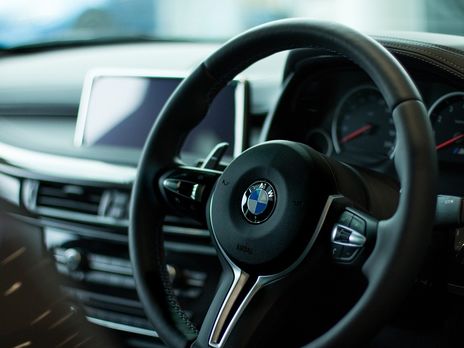 В Одессе полицейский с сообщником похитил BMW при помощи эвакуатора – ГБР