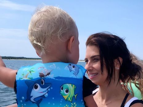 Беременная жена Болдуина показала, как держит сына на животе