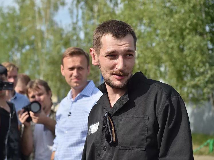 Брат Навального про лікарню в Омську: Звідси його безпечно транспортувати навіть дрезиною