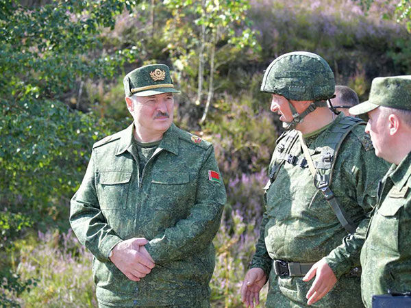 Лукашенко: Все идет по плану "цветных революций"