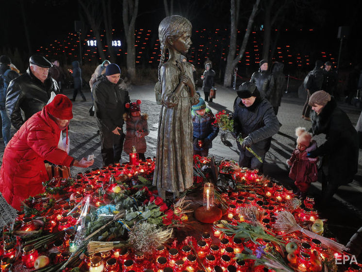 Вандалы пытались повредить скульптуру девочки с колосками у музея Голодомора в Киеве