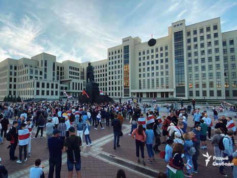 На площади Независимости установили свободный микрофон у памятника Ленину