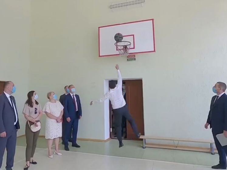 Зеленський зіграв у баскетбол у школі Миколаєва