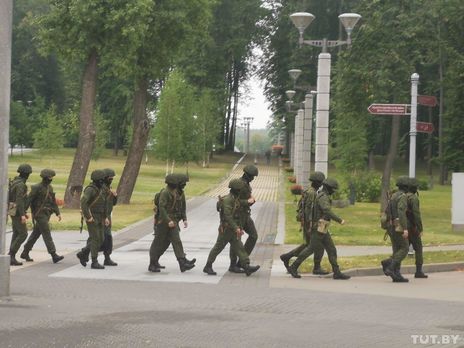 Рядом со стелой в Минске заметили колонны военных