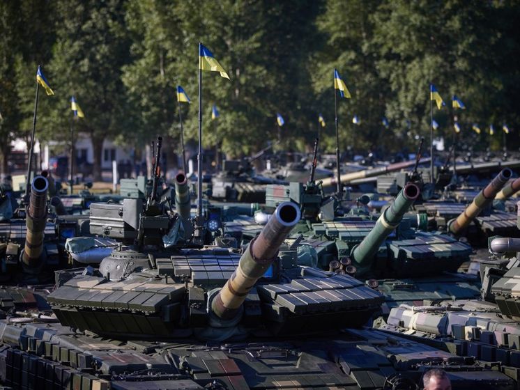 Зеленський передав військовим нове озброєння і розповів про збільшення витрат на оборону