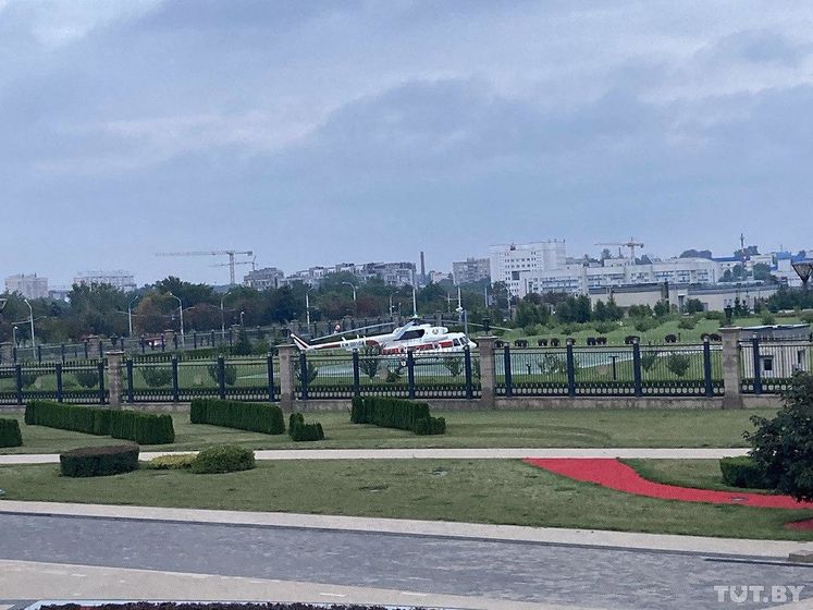 Лукашенко прилетел ко Дворцу независимости в Минске. Из вертолета он вышел с автоматом в руках