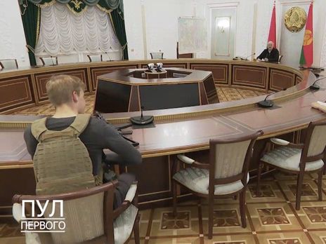 Николай Лукашенко на заседании ситуационного штаба был с автоматом и в бронежилете