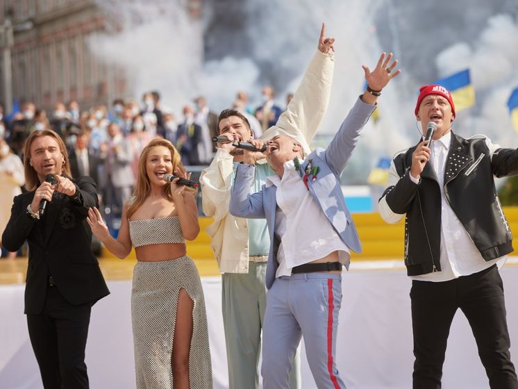 Звезды украинского шоу-бизнеса исполнили в центре Киева самые известные хиты, написанные за годы независимости Украины. Видео