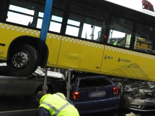 В Стамбуле произошло масштабное ДТП из-за пассажира, напавшего на водителя автобуса с зонтиком. Видео
