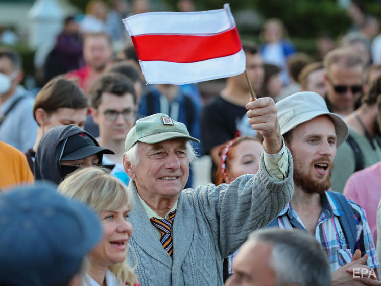 В Минске на площади Независимости задерживают протестующих